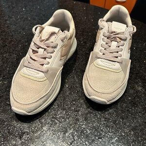 HOFF Women’s Runners - Size 6 - New